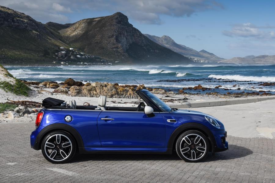  Mini Cooper S Cabrio (F57) 2018 года  (ZA) (фото 15 из 35)
